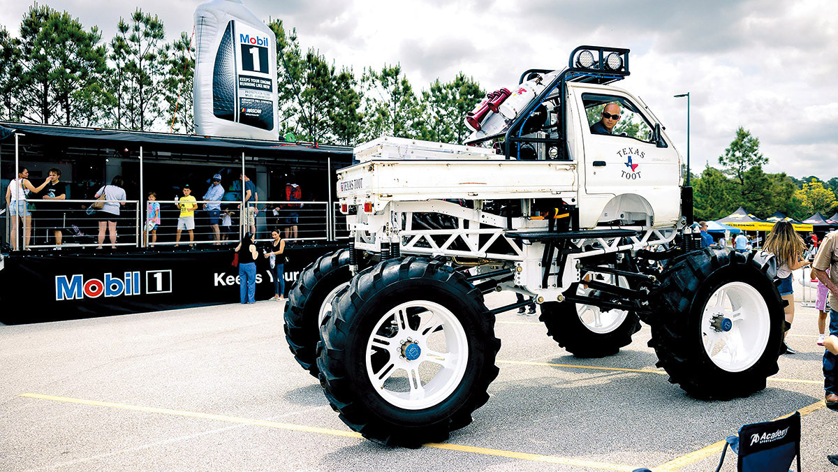 なんと、軽トラに7.4リットルエンジン搭載!!】驚愕の60インチボディ