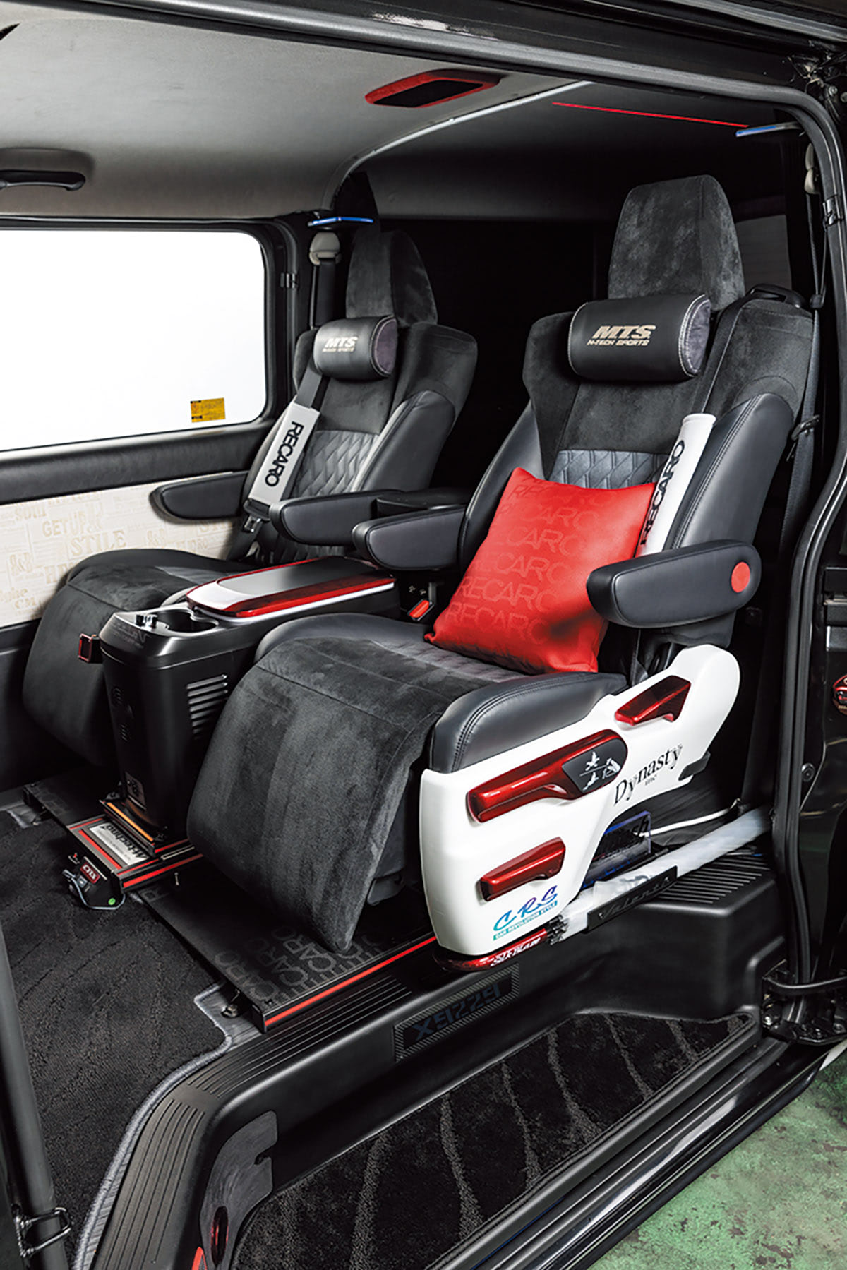 可変式フリッパー＆ウイング搭載!!】車内には30系アルファードの