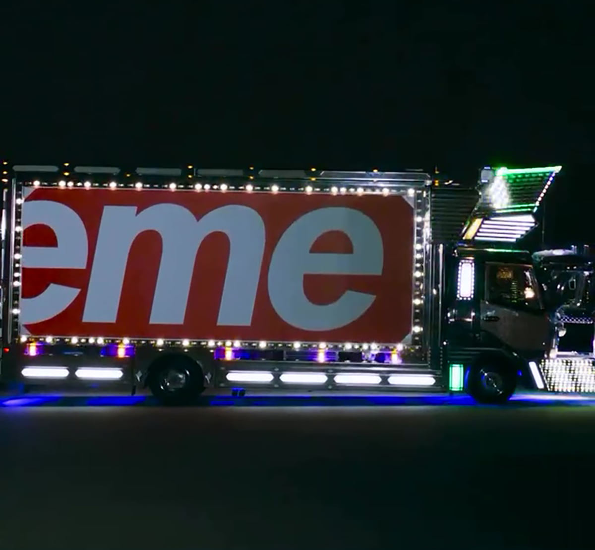 デコトラ業界の有名車が協力！ ファッションブランド「Supreme」が 