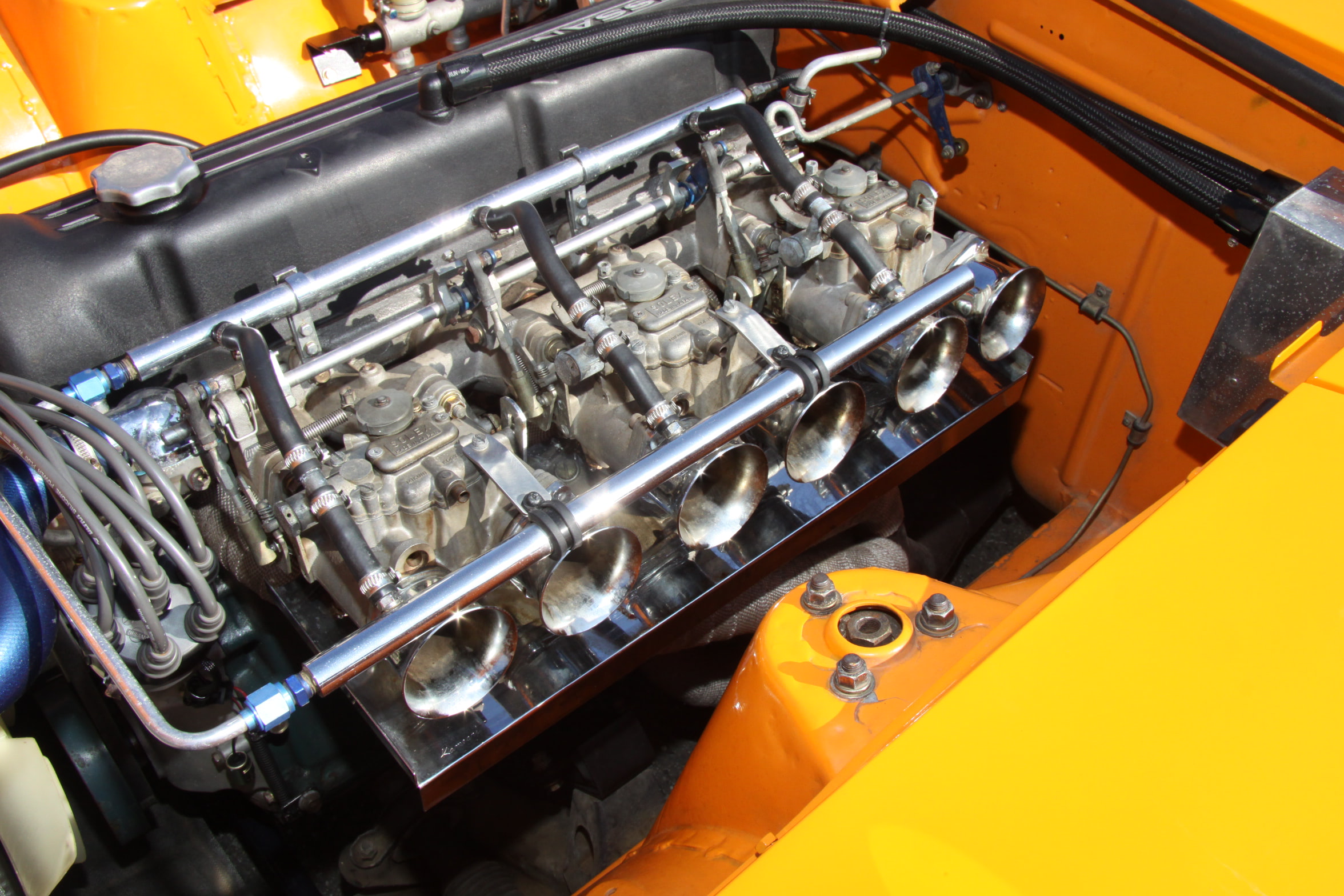 DESCENTE - なっちゃん 鮮やかなオレンジの240ZG「なっちゃん号」が筑波サーキットを