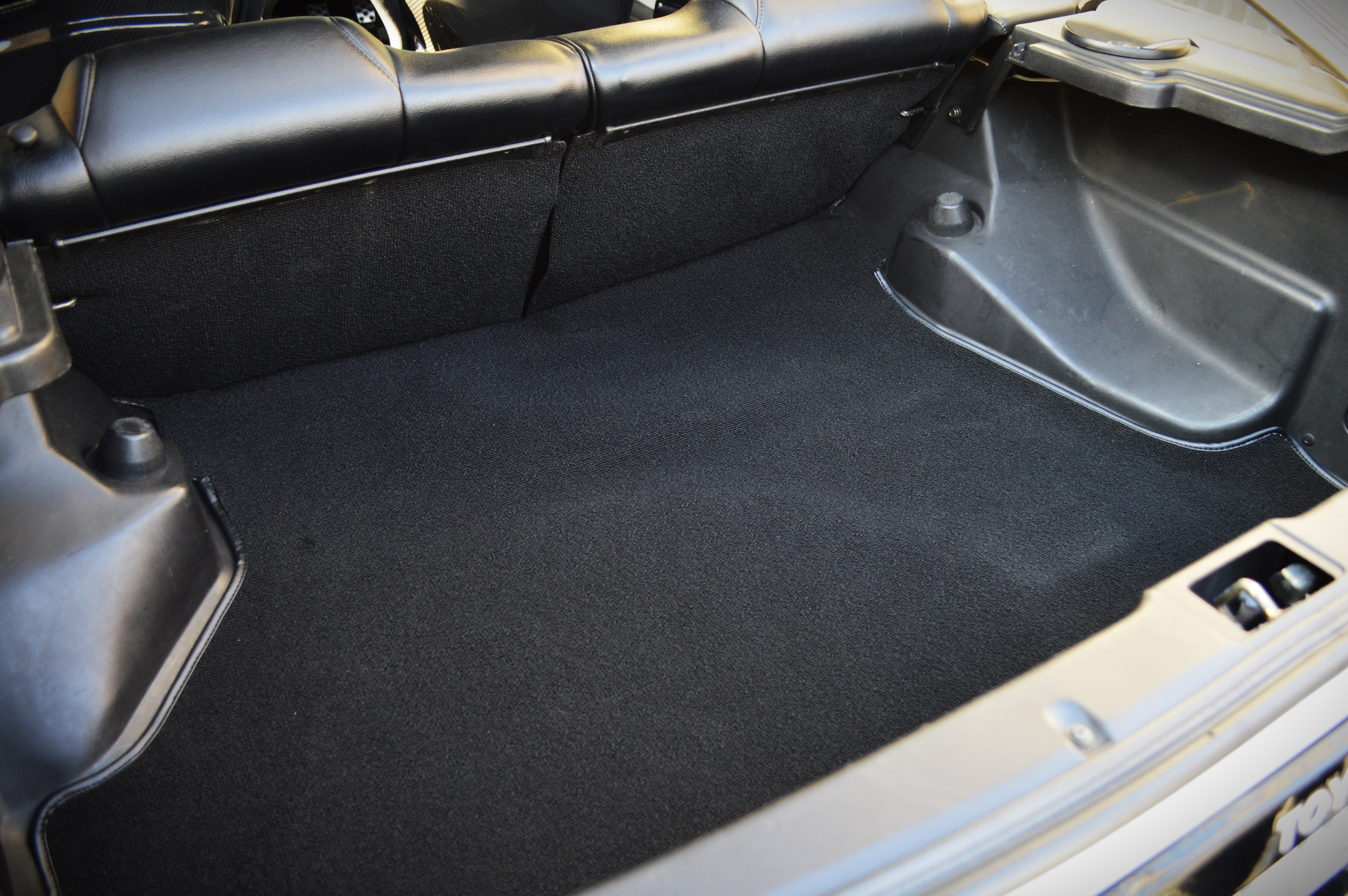 AE86の3ドアモデル用！ 純正フロアカーペットから型取りした吸音・防音