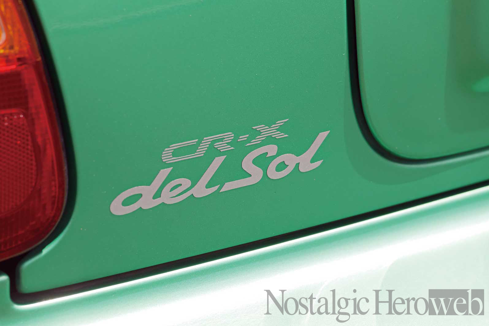 ハチマル de オープンスタイル【6】電動ルーフのトランストップと「サンバグリーン」が印象的なCR-X｜1992年式 ホンダ CR-X デルソル  SiR トランストップ | NostalgicHero [ノスタルジックヒーロー] | 日本の旧車Webマガジン｜NOSWEB