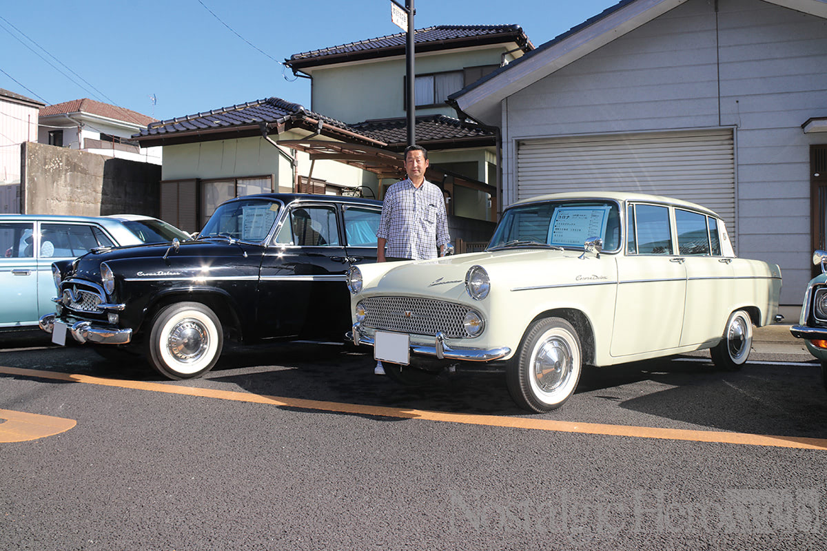 江戸崎の商店街の中に昭和の旧車たちと歴代フォルクスワーゲンが並ぶ