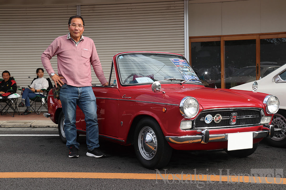 江戸崎の商店街の中に昭和の旧車たちと歴代フォルクスワーゲンが並ぶ