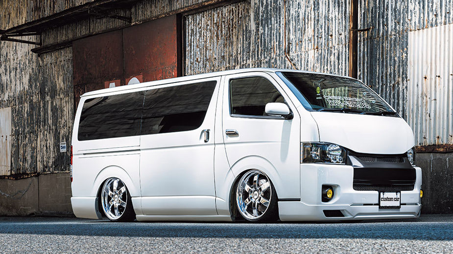 200系ハイエース用ワンオフのダウン風フェンダー！ノーマル車高