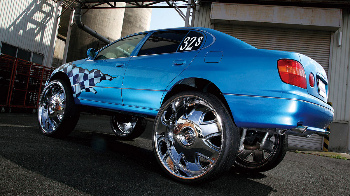 この後ろ姿は16系アリスト!?】規格外な32インチリムと14センチアップの