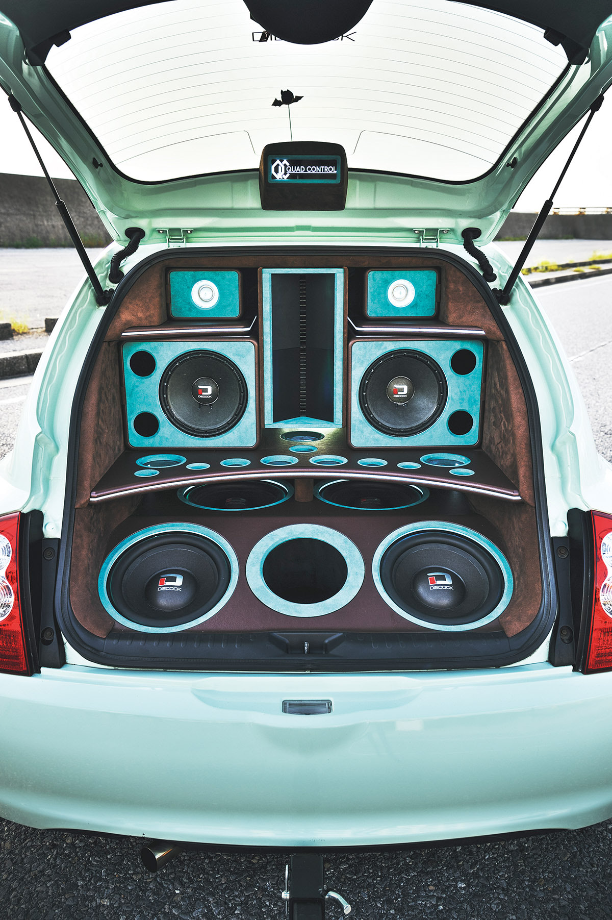 激低外向きマーチ!!】狭小トランクスペースに見事にビルドイン