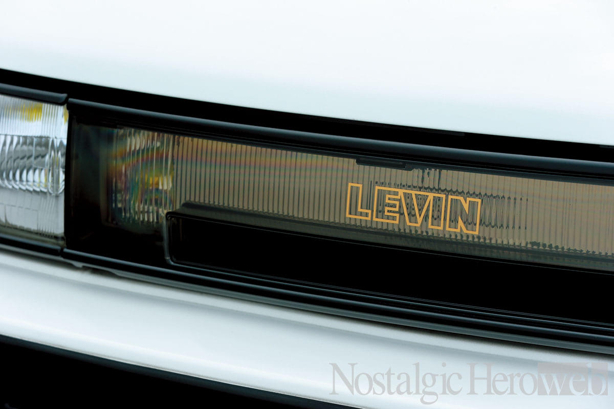 当時物 AE86 ハチロク レビンGT フロントグリル エンブレム 当時物 AE86 純正 フロントグリル 後期 カローラレビン GT-APEX