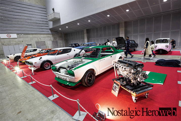 1967年の「東京モーターショー」での展示を想起させるトヨタ2000GTも