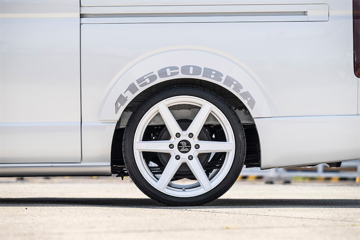415コブラのハイエース用ホイールを購入するとオーバーフェンダーが