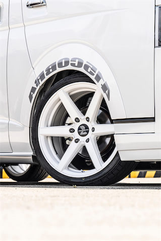 415コブラのハイエース用ホイールを購入するとオーバーフェンダーが