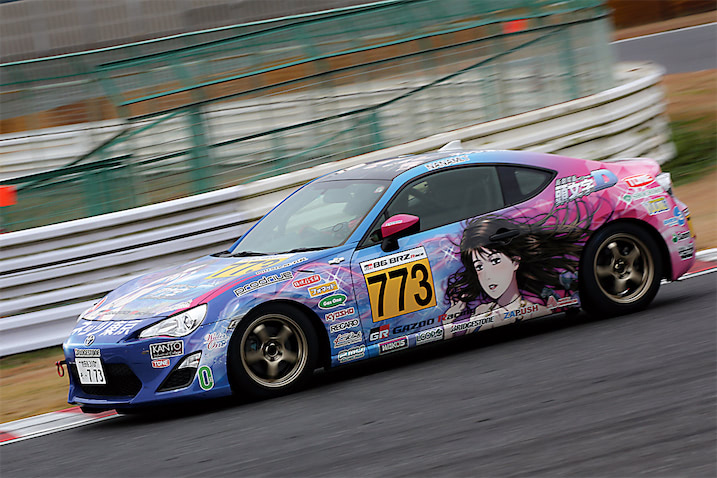 真子をボンネットと両サイドにまとった新車「ネッツ東京JKB 頭文字D86