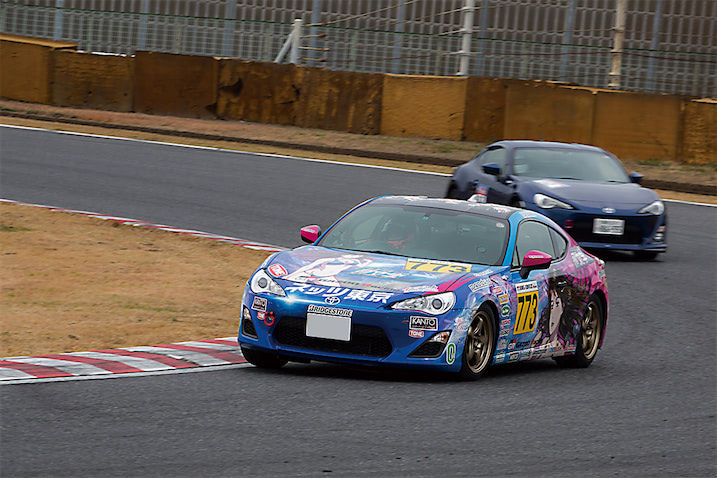 真子をボンネットと両サイドにまとった新車「ネッツ東京JKB 頭文字D86