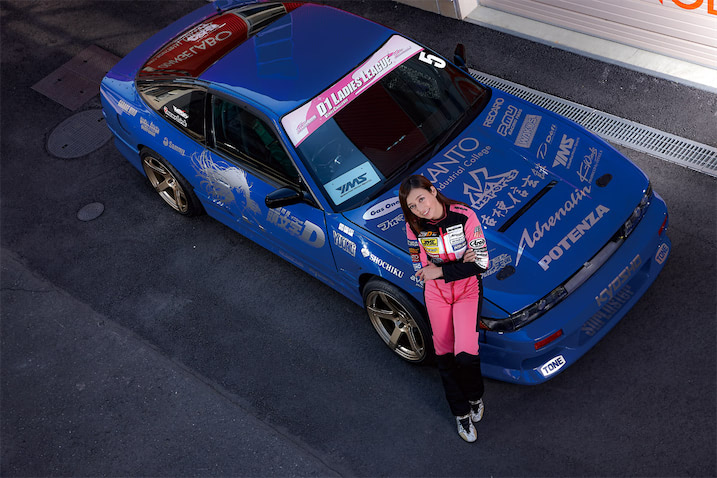 真子をボンネットと両サイドにまとった新車「ネッツ東京JKB 頭文字D86