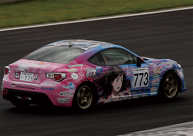 真子をボンネットと両サイドにまとった新車「ネッツ東京JKB 頭文字D86