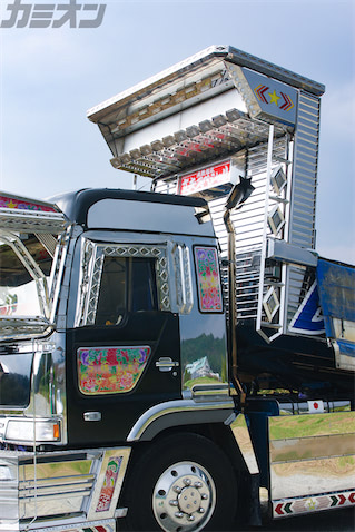 男義丸 本誌看板ページに4たび登場のデコトラ日野プロフィアダンプ
