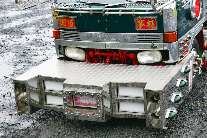 車格以上のビッグパーツを多投しレトロデコトラの新境地を開拓した