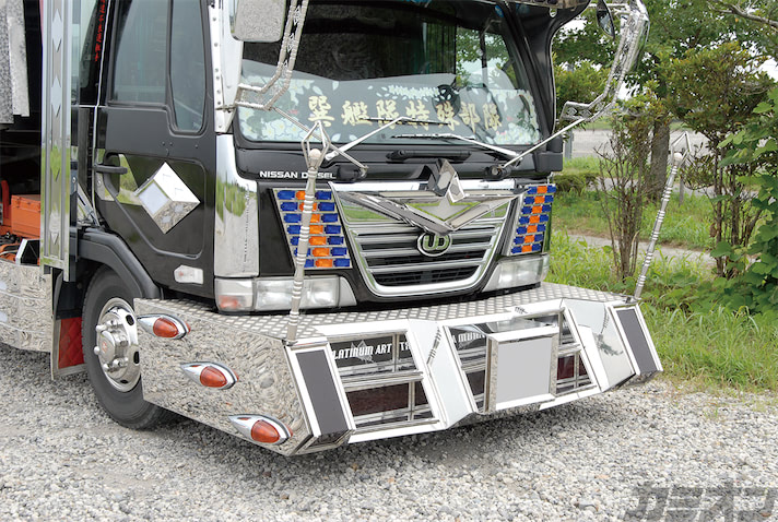 日産ディーゼルコンドルをベースにデコトラ風味を利かせた気鋭のデカ箱